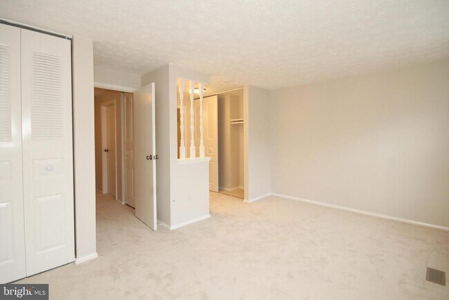 Building Photo - 8032 Grandview Ct