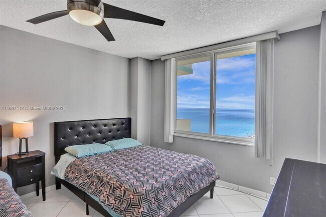 Building Photo - 3725 S Ocean Dr