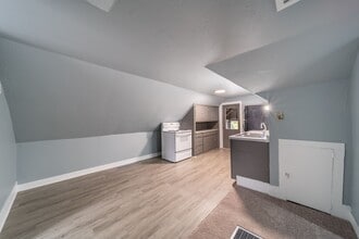 Building Photo - 409 Racine St