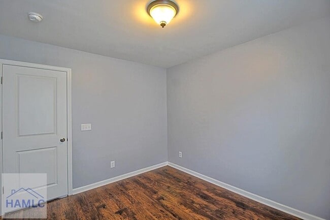 Building Photo - 207 Bender St