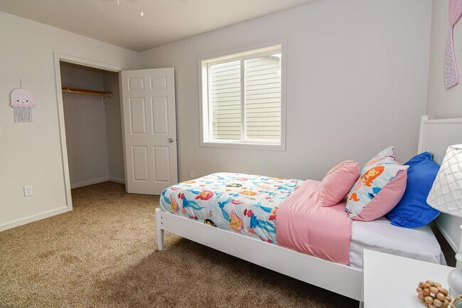 Building Photo - 3 Bedroom, Single-story Townhomes for rent...