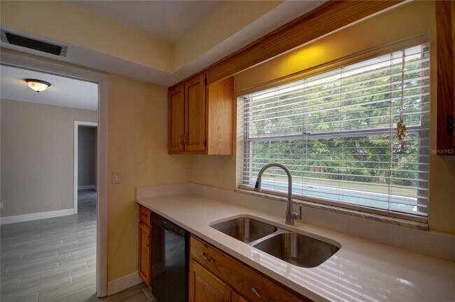 Building Photo - 904 Wellington Dr