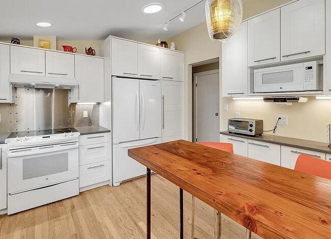 Building Photo - 3 bedroom in Bellevue WA 98006
