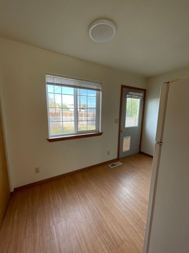 Building Photo - 573 7th St