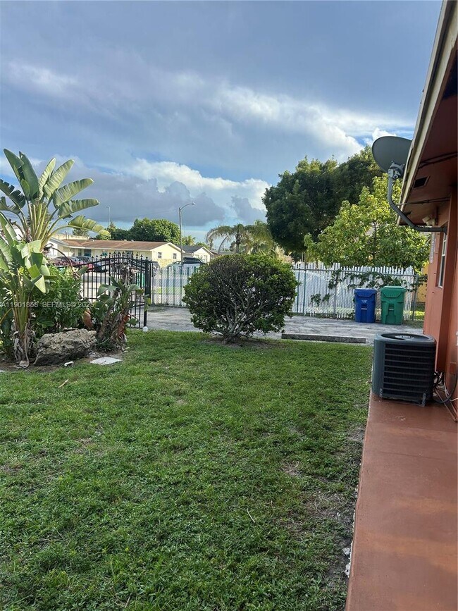 Building Photo - 5200 NW 17th Ct