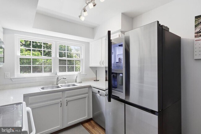 Building Photo - 7739 Inversham Dr