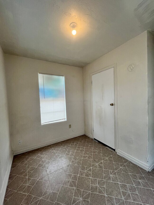 Building Photo - 206 Spruce St
