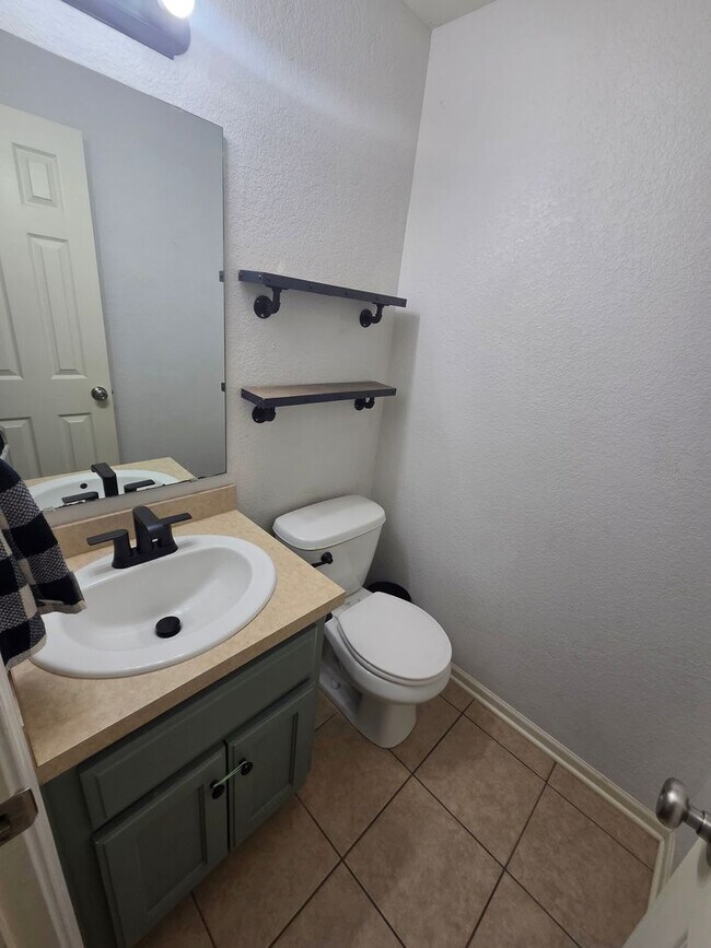 Building Photo - 4 Bedroom 3.5 Bathroom Duplex