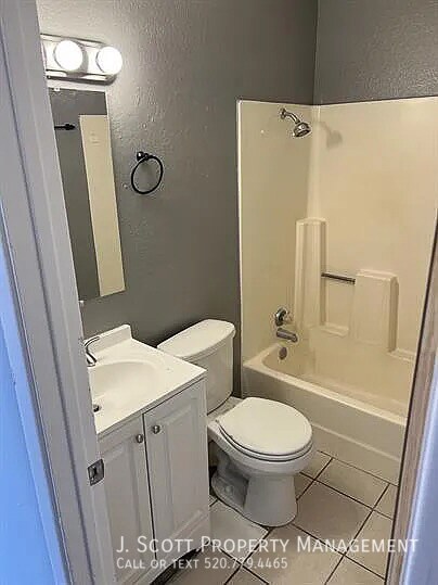 Building Photo - 525 E Peppertree Ave