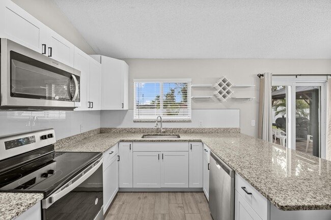 Building Photo - 265 SW Dalton Cir