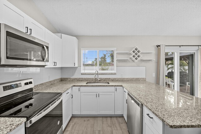 Building Photo - 265 SW Dalton Cir