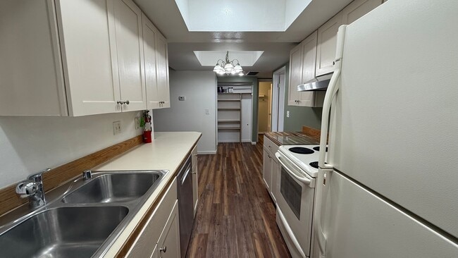 Building Photo - Well Maintained Top Floor 2 Bed/2 Bath Condo W/Garage Space. Call Today!