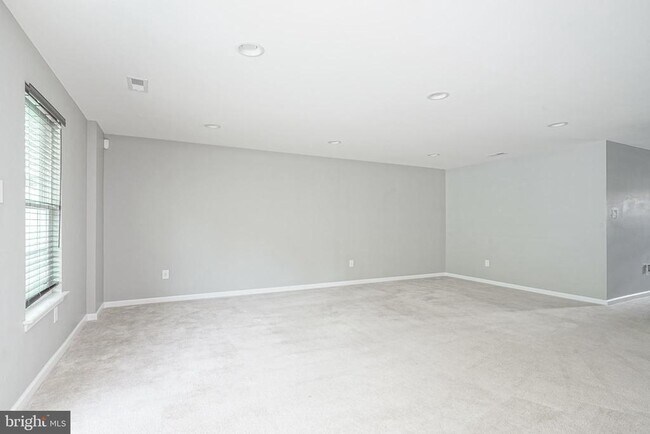 Building Photo - 1048 Regency Pl
