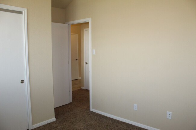 Building Photo - ALMOST NEW, CUTE 3 BEDROOM, 2 BATH
