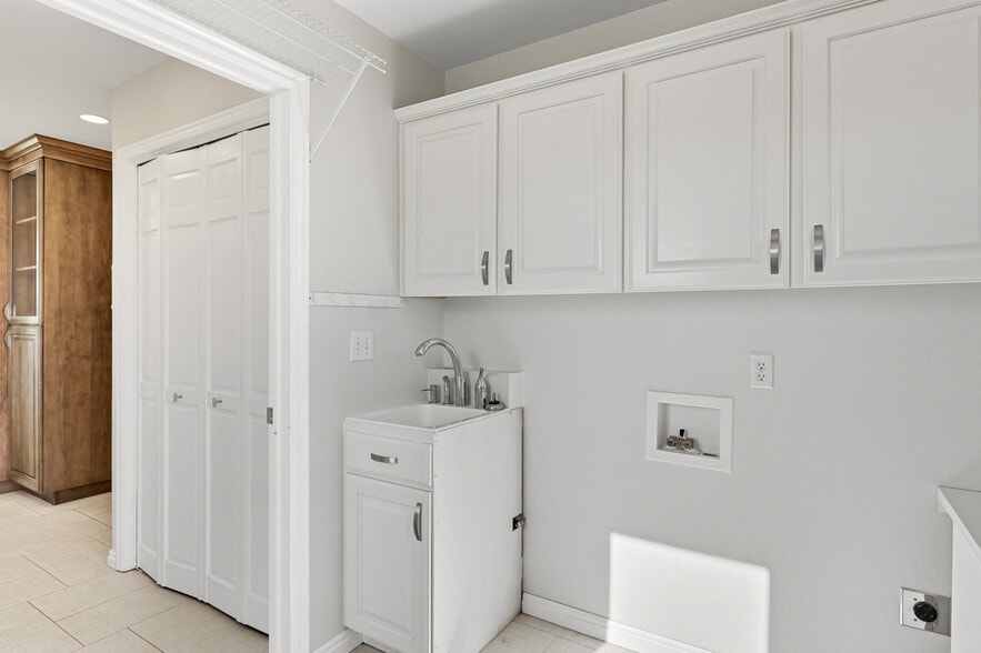 Building Photo - 298 S Staci Ct