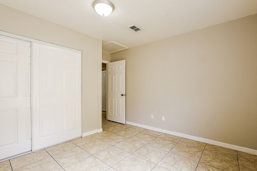 Building Photo - 5420 Blue Grass St