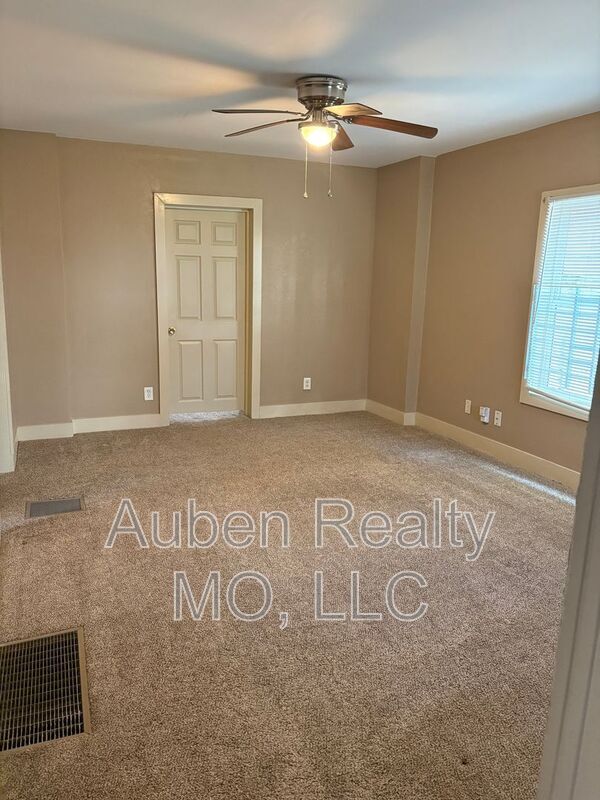 Building Photo - 3808 Wyandotte St