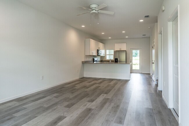 Building Photo - 5347 Vista Lago Dr