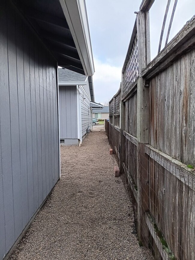 Building Photo - This Gem Of A House is Ready For You!