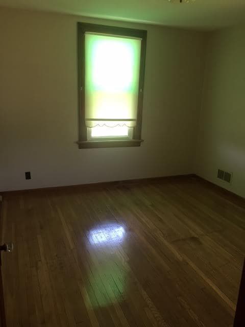 Building Photo - Spacious 2 Bed/1 Bath! Updated Kitchen! Hardwood Floors!