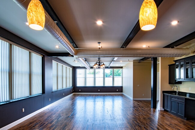 Building Photo - 433 W Railroad St