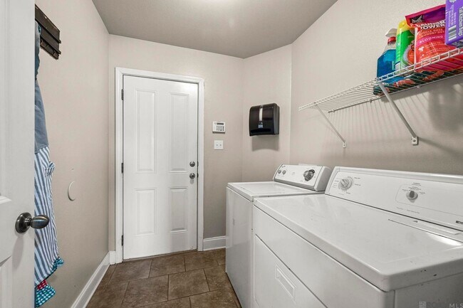 Building Photo - 41481 Hearthstone Ave