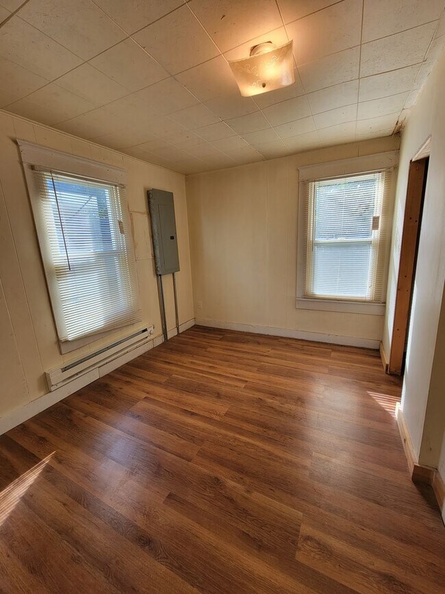 Building Photo - 2 bedroom | 1 bathroom | Entire HOME- Freshly painted!