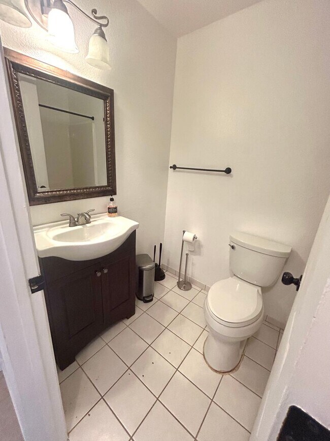 Building Photo - Spacious 3 Bedroom 2 Bathroom Home with Solar