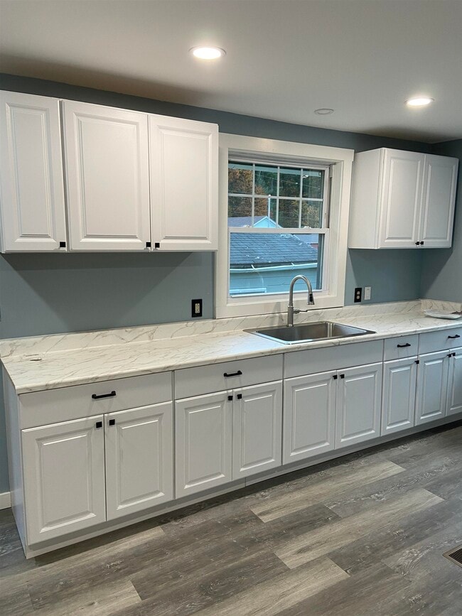 Building Photo - 1354 River Rd