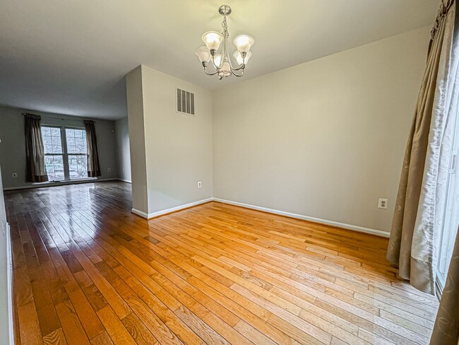 Building Photo - Charming 3 Bed 2.5 Bath Townhome With Pati...