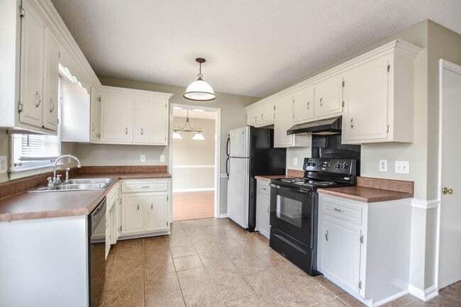 Building Photo - Centrally Located Three Bedroom!