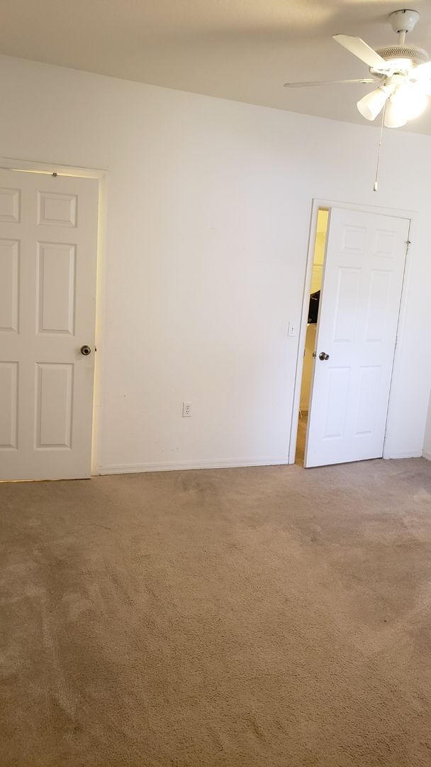 Building Photo - Large 3-Bedroom, 2-Bath Condo with Solariu...
