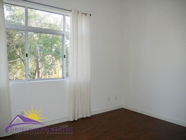 Building Photo - Modern Bright Three-story 3 Bed 2 Bath 1,400 Sqft Mansion Flats Designer Condo