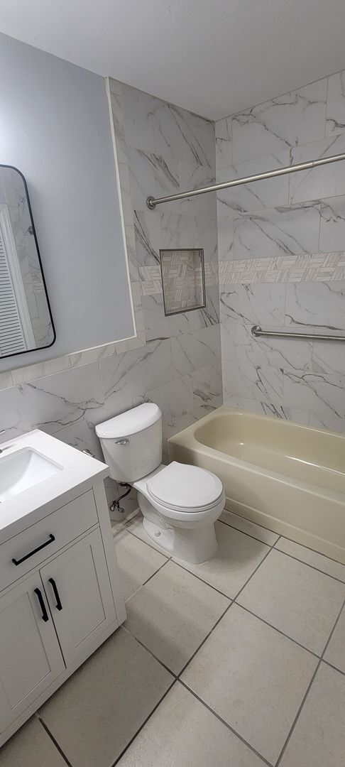 Building Photo - Beautiful and spacious remodeled unit