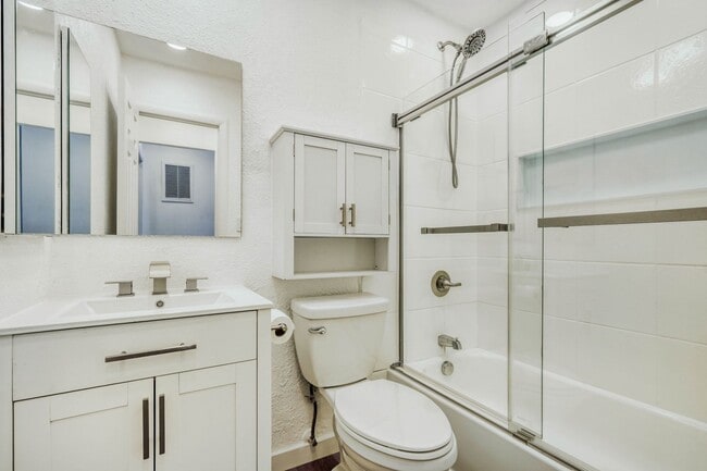 Building Photo - Move in ready unit on Fairway!