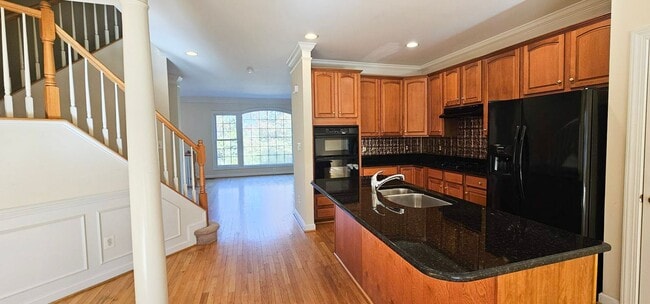 Building Photo - Beautiful And Spacious 3 Bed 3.5 Bath Brick Townhome In Elmwood Community