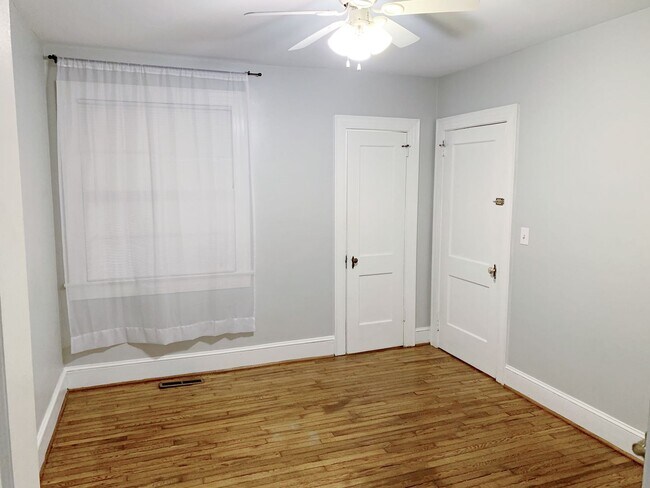 Building Photo - 3 Bedrooms 2 Bathrooms with fenced in back...