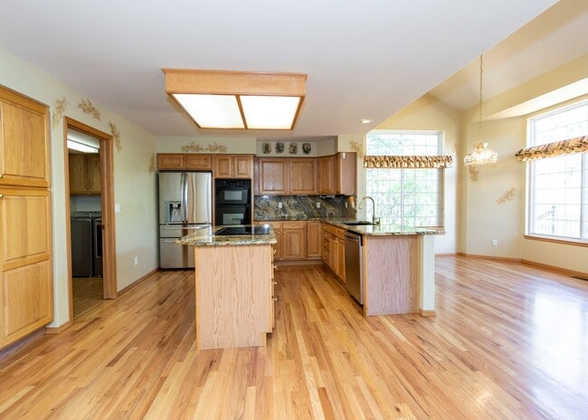 Building Photo - *COMING SOON* 5 Bedroom Broadmoor Beauty A...