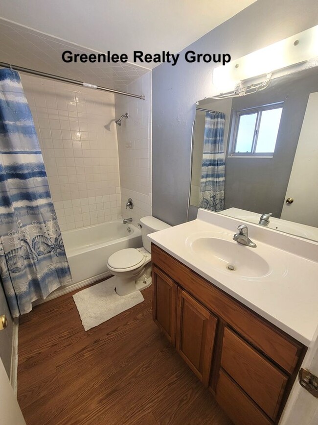 Building Photo - Cozy 2 Bed/1 Bath Duplex Apt with a Carpor...