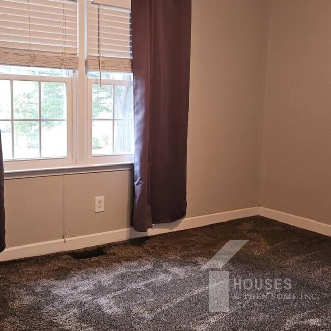 Building Photo - 423 Rollingwood Dr
