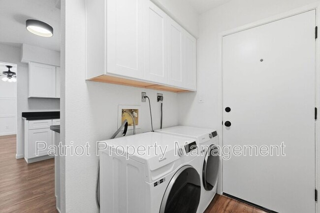 Building Photo - 231 N Robson