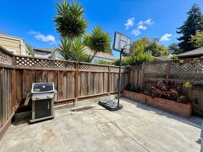 Building Photo - $2,400 / 2 BR - Beautifully Updated Home in Desirable Alameda Neighborhood