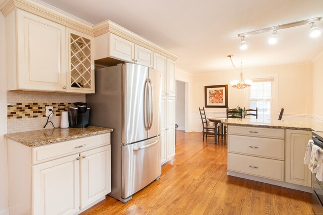 Building Photo - 315 S Orchard St