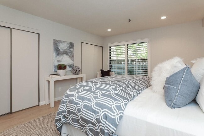 Building Photo - Beautiful and very Spacious 1BR 1BA Condo in Mountain View