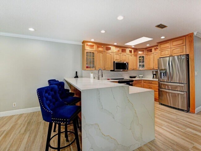 Building Photo - 5979 Pinebrook Dr