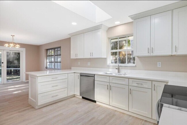 Building Photo - 2 Bedroom 2 Bath Pool Home for Rent