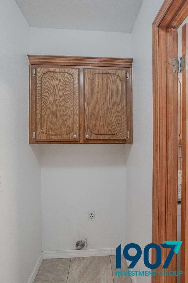 Building Photo - Beautiful 3-Bedroom Home in Yukon - Availa...