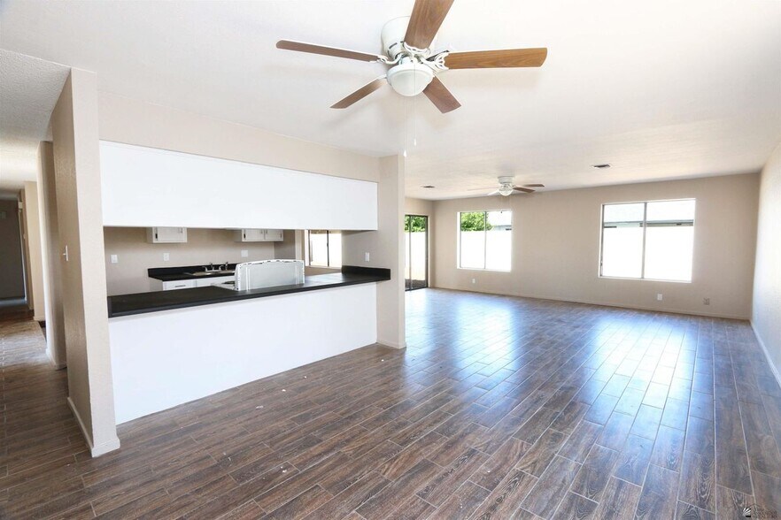 Building Photo - 1276 S Pagent Ave