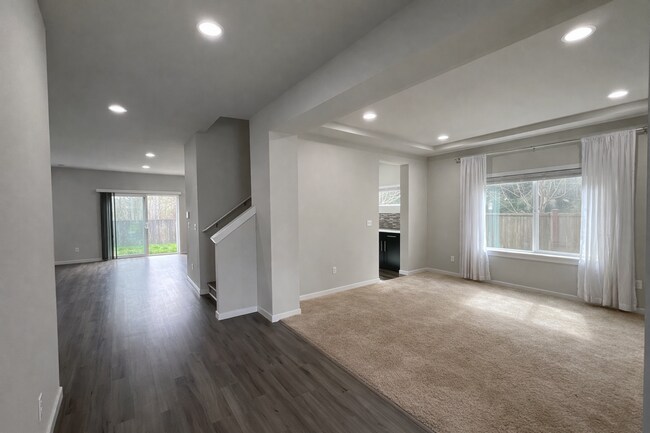 Building Photo - Spacious 4-Bedroom Home with Balcony and Fenced Yard in Marysville
