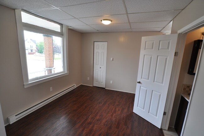 Building Photo - Large 1-Bedroom Apartment NO APPLICATION FEE!! (Beaver Falls)